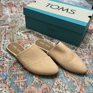 Toms “Jade” slip on flats in Honey Leather